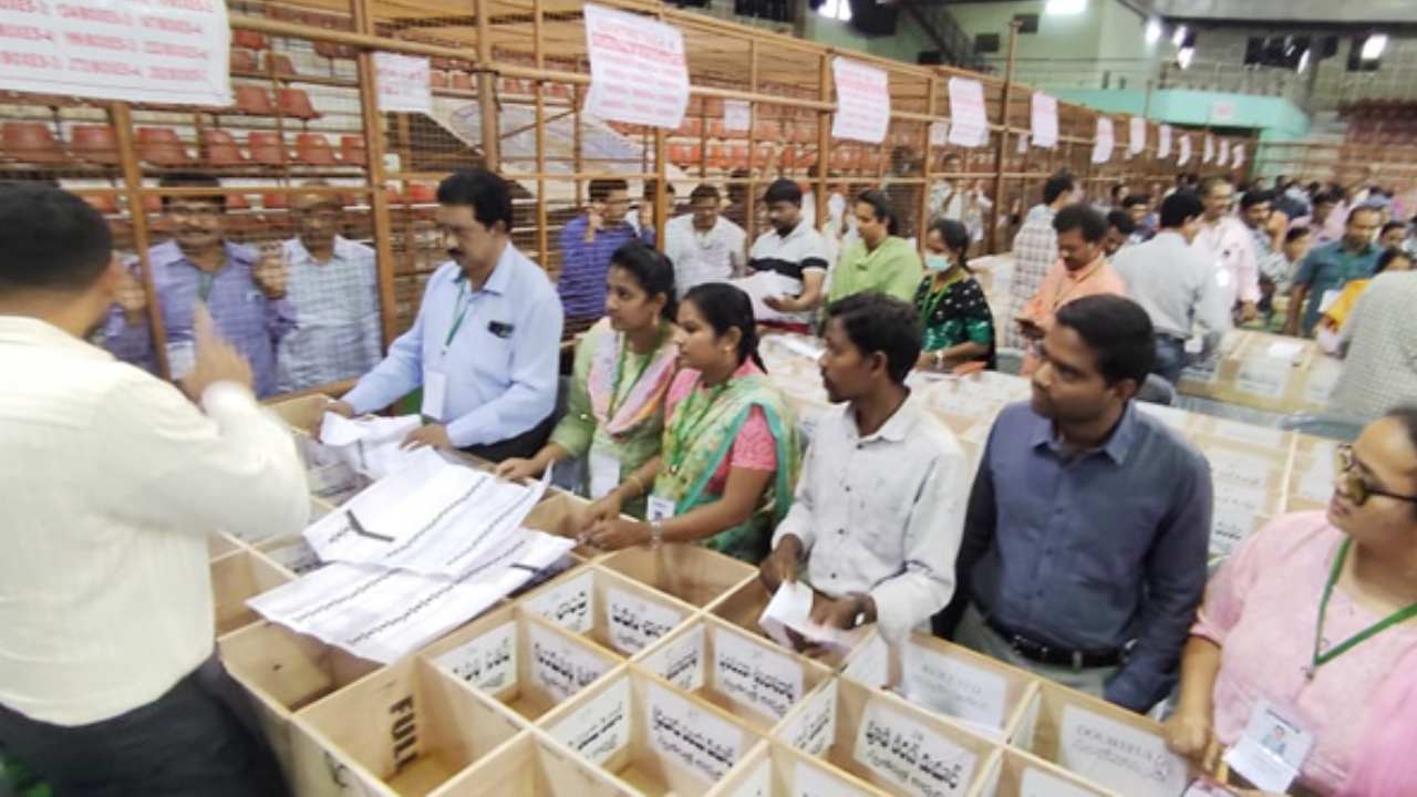 MLC Elections Results 2023: తెలుగు రాష్ట్రాల్లో ఎమ్మెల్సీ ఎన్నికల కౌంటింగ్ ప్రక్రియ షురూ.. అభ్యర్థుల్లో టెన్షన్ MLC Elections Results 2023: తెలుగు రాష్ట్రాల్లో ఎమ్మెల్సీ ఎన్నికల కౌంటింగ్ ప్రక్రియ షురూ.. అభ్యర్థుల్లో టెన్షన్