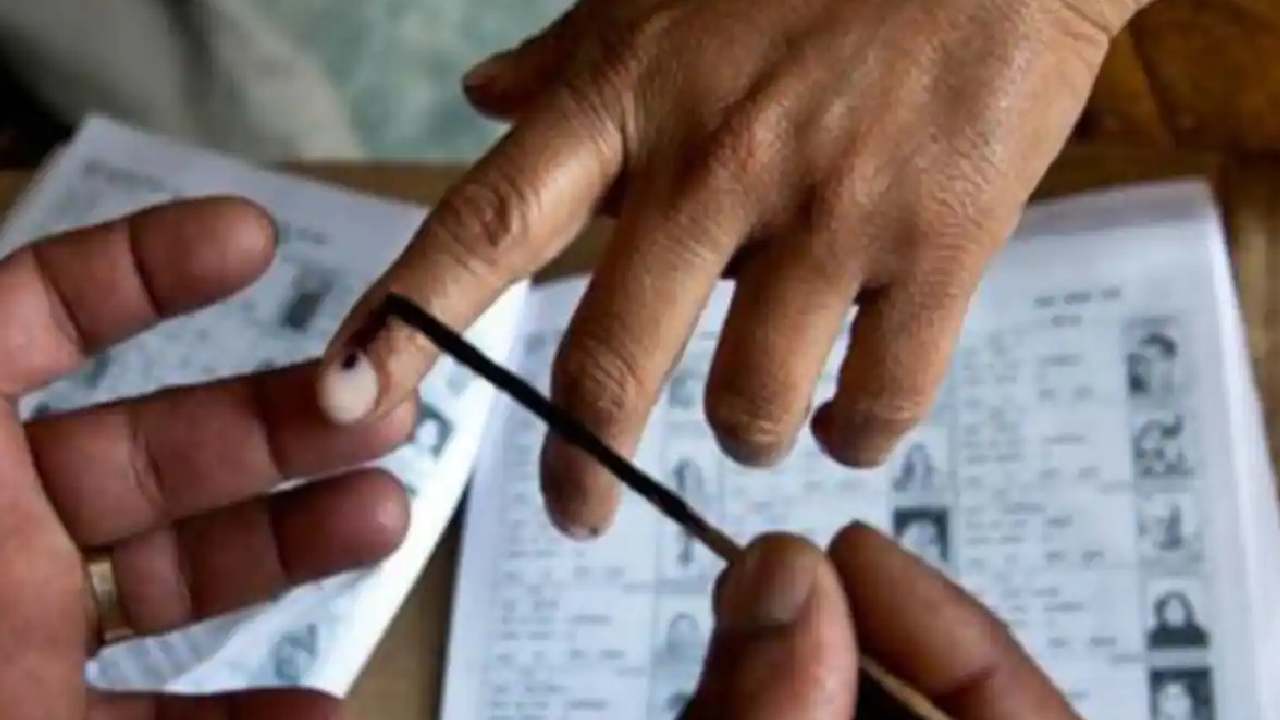 MLC Elections: తెలుగు రాష్ట్రాల్లో ముగిసిన ఎమ్మెల్సీ ఎన్నికల పోలింగ్.. 16న ఫలితాలు వెల్లడి MLC Elections: తెలుగు రాష్ట్రాల్లో ముగిసిన ఎమ్మెల్సీ ఎన్నికల పోలింగ్.. 16న ఫలితాలు వెల్లడి