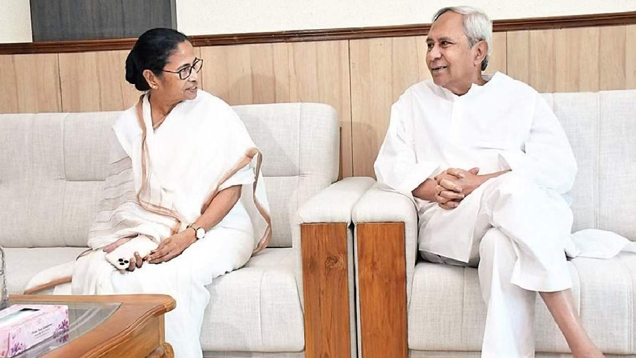 Mamata Banerjee: నవీన్ పట్నాయక్తో భేటీ కానున్న మమత… కొత్త ఫ్రంట్ కోసమేనా? Mamata Banerjee: నవీన్ పట్నాయక్తో భేటీ కానున్న మమత… కొత్త ఫ్రంట్ కోసమేనా?