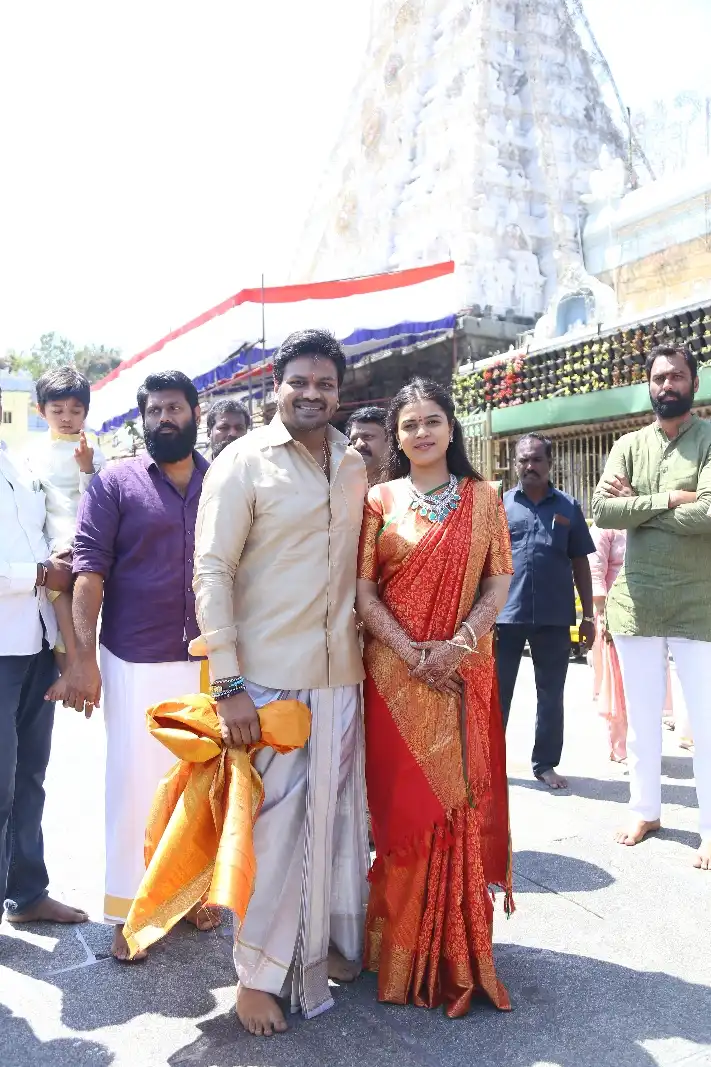 New Couple Manchu Manoj and Bhuma Mounika Reddy visited tirumala tirupathi