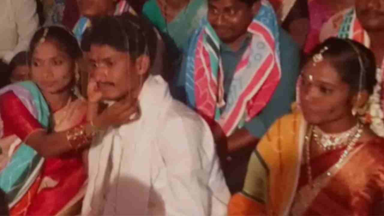 Bhadradri Kothagudem: ఇద్దరమ్మాయిలతో.. ఇద్దర్ని ఒకే ముహూర్తంలో పెళ్లాడిన యువకుడు .. Bhadradri Kothagudem: ఇద్దరమ్మాయిలతో.. ఇద్దర్ని ఒకే ముహూర్తంలో పెళ్లాడిన యువకుడు ..