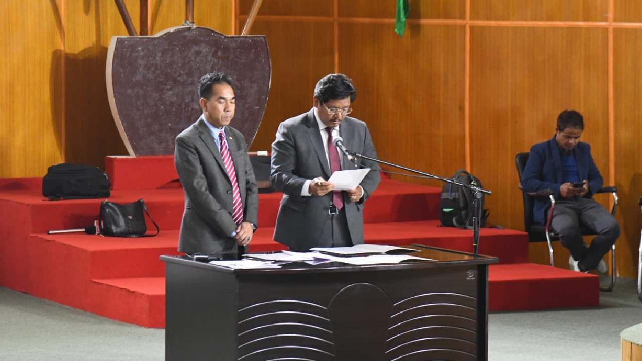Meghalaya: మేఘాలయలో ఎమ్మెల్యేల ప్రమాణ స్వీకారం.. మంత్రివర్గ వివరాలు వెల్లడించిన సంగ్మా Meghalaya: మేఘాలయలో ఎమ్మెల్యేల ప్రమాణ స్వీకారం.. మంత్రివర్గ వివరాలు వెల్లడించిన సంగ్మా