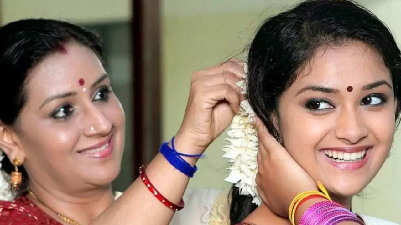 Keerthy Suresh: కీర్తి సురేష్ పెళ్లిపై తల్లి మేనక క్లారిటీ.. ఏమందంటే..? Keerthy Suresh: కీర్తి సురేష్ పెళ్లిపై తల్లి మేనక క్లారిటీ.. ఏమందంటే..?
