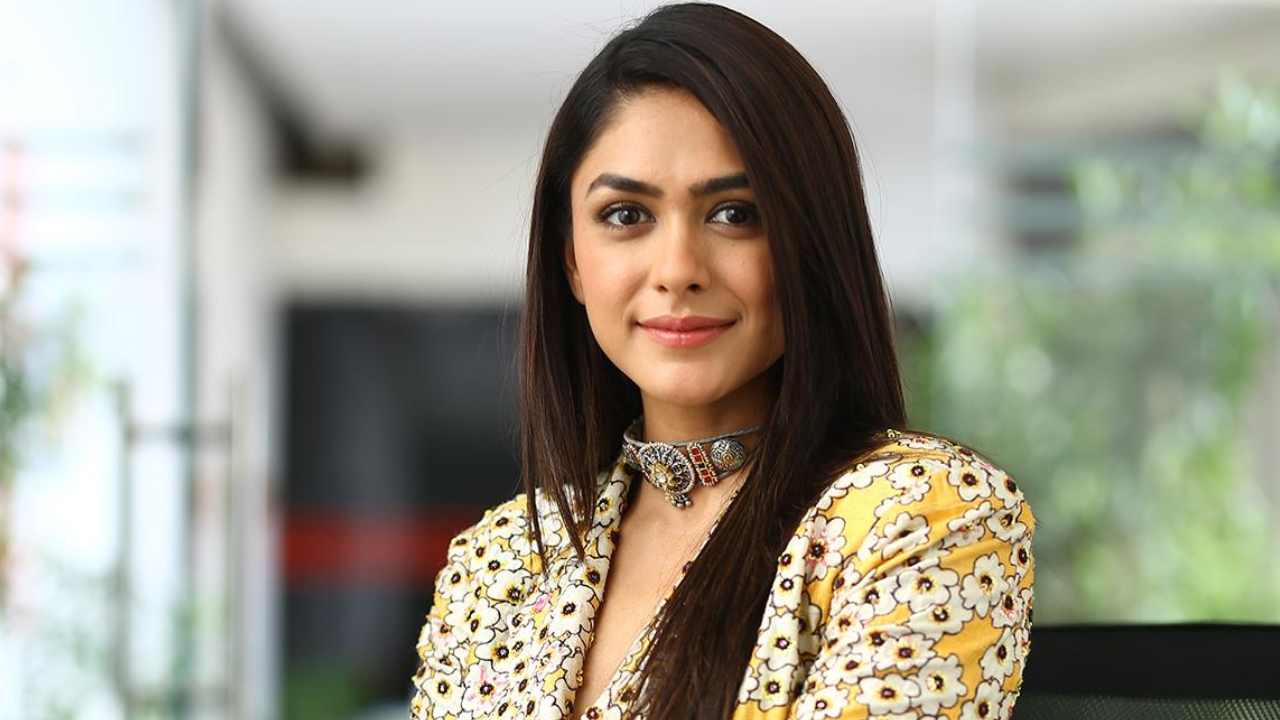 Mrunal Thakur: తెలుగుతో పాటు సౌత్ సినిమాలపై కన్నేసిన మృణాల్..? Mrunal Thakur: తెలుగుతో పాటు సౌత్ సినిమాలపై కన్నేసిన మృణాల్..?