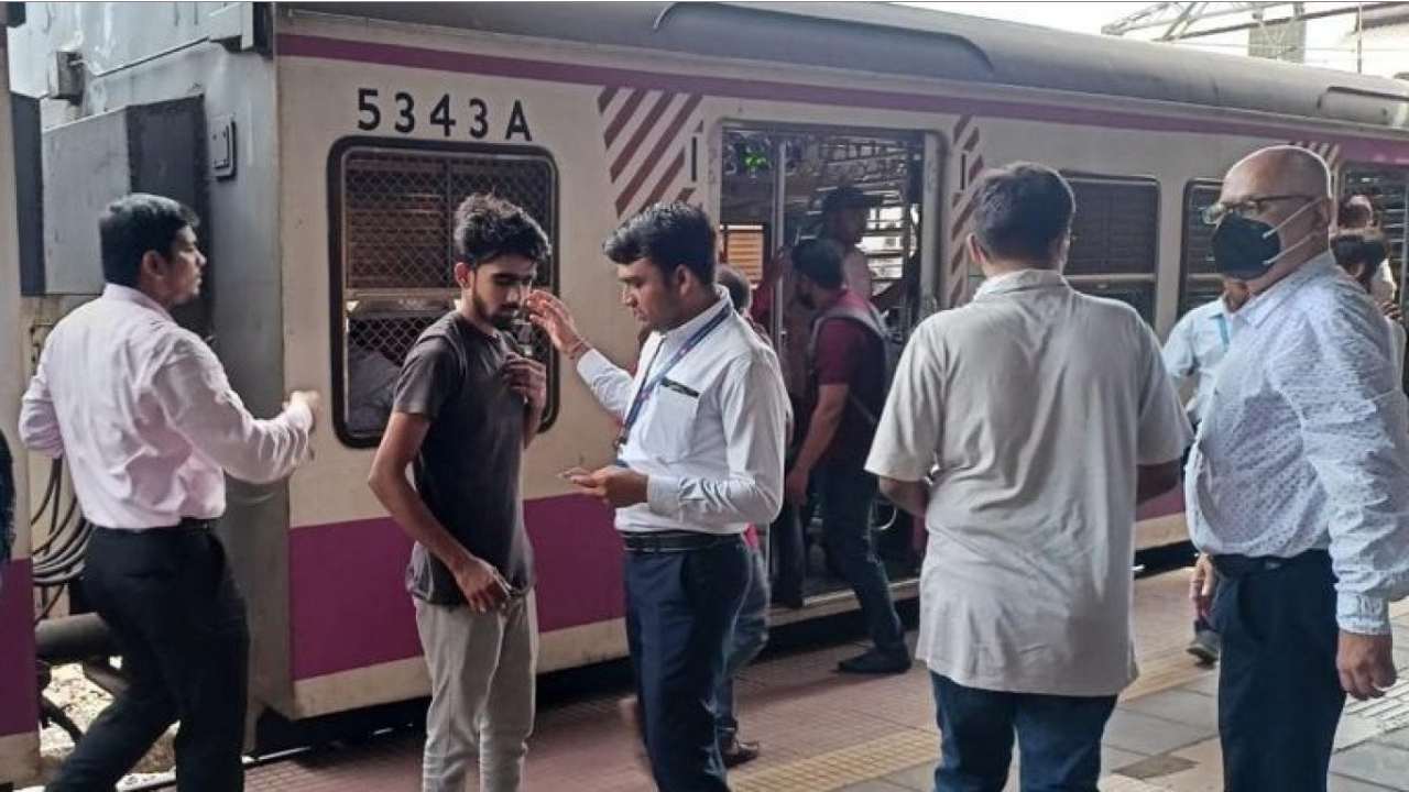 Mumbai Division: ముంబైలో టిక్కెట్ లేని ప్రయాణికుల నుంచి రూ.100 కోట్ల జరిమానా వసూలు చేసిన రైల్వే Mumbai Division: ముంబైలో టిక్కెట్ లేని ప్రయాణికుల నుంచి రూ.100 కోట్ల జరిమానా వసూలు చేసిన రైల్వే