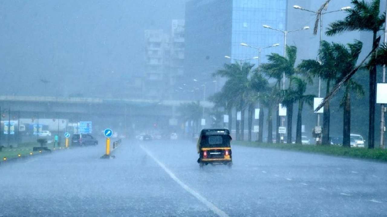 Mumbai Rains: ముంబైలో ఆకస్మిక వానలు.. మీమ్స్తో రెచ్చిపోతున్న నెటిజన్లు Mumbai Rains: ముంబైలో ఆకస్మిక వానలు.. మీమ్స్తో రెచ్చిపోతున్న నెటిజన్లు