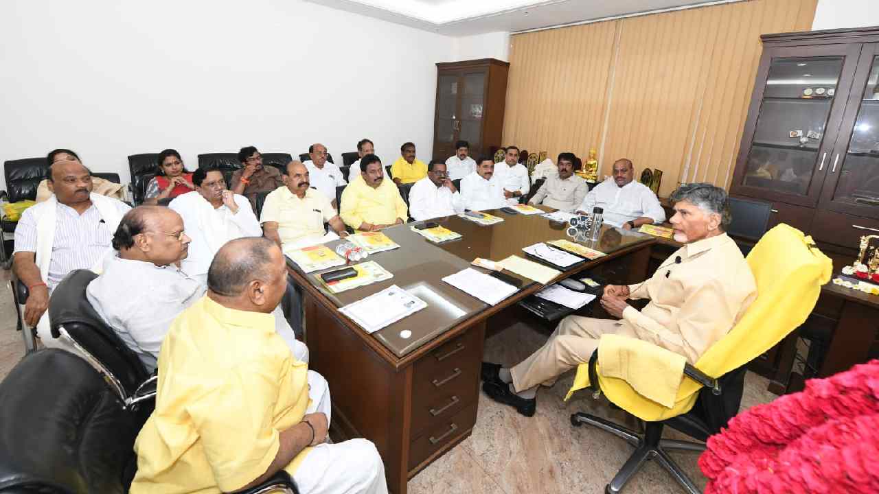 TDP: అసెంబ్లీ ఎన్నికల్లో యువతకే 40 శాతం టికెట్లు ఇవ్వాలని టీడీపీ నిర్ణయం! TDP: అసెంబ్లీ ఎన్నికల్లో యువతకే 40 శాతం టికెట్లు ఇవ్వాలని టీడీపీ నిర్ణయం!