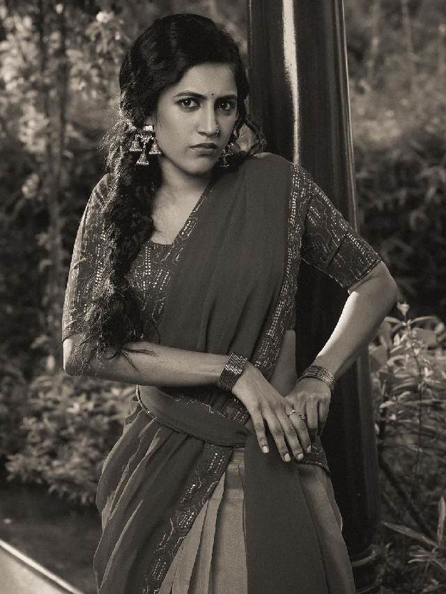 >వింటేజ్ లుక్స్‌లో అదరగొడుతున్న నిహారిక..