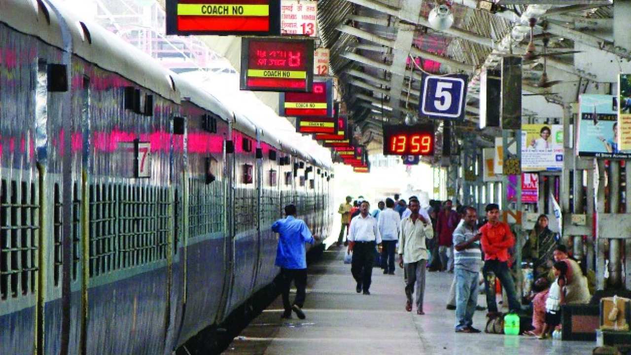 Railway Station: ఛీ.. ఛీ..! రైల్వే స్టేషన్లో కళ్లు మూసుకున్న ప్రయాణీకులు.. మూడు నిమిషాలు రచ్చరచ్చ.. Railway Station: ఛీ.. ఛీ..! రైల్వే స్టేషన్లో కళ్లు మూసుకున్న ప్రయాణీకులు.. మూడు నిమిషాలు రచ్చరచ్చ..
