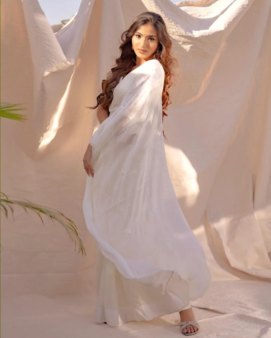 Pranavi Manukonda latest photoshoot in white saree