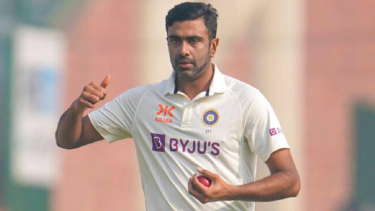 R Ashwin: బౌలింగ్లో నెంబర్ వన్ స్థానానికి అశ్విన్.. ఐసీసీ టెస్ట్ ర్యాంకింగ్స్లో దూసుకెళ్లిన స్పిన్నర్ R Ashwin: బౌలింగ్లో నెంబర్ వన్ స్థానానికి అశ్విన్.. ఐసీసీ టెస్ట్ ర్యాంకింగ్స్లో దూసుకెళ్లిన స్పిన్నర్