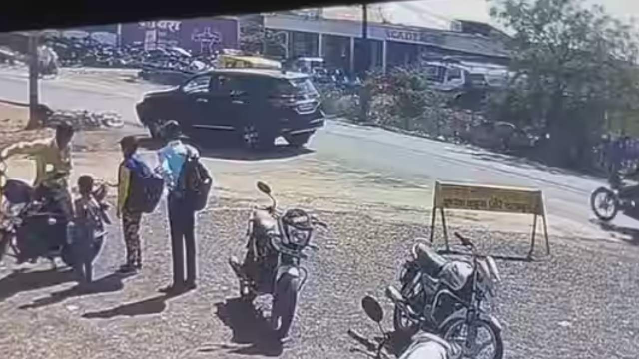 Digvijay Singh’s SUV collided Biker : కాంగ్రెస్ నేత దిగ్విజయ్ సింగ్ ఎస్యూవీ వాహనం ఢీకొని వ్యక్తికి గాయాలు Digvijay Singh’s SUV collided Biker : కాంగ్రెస్ నేత దిగ్విజయ్ సింగ్ ఎస్యూవీ వాహనం ఢీకొని వ్యక్తికి గాయాలు