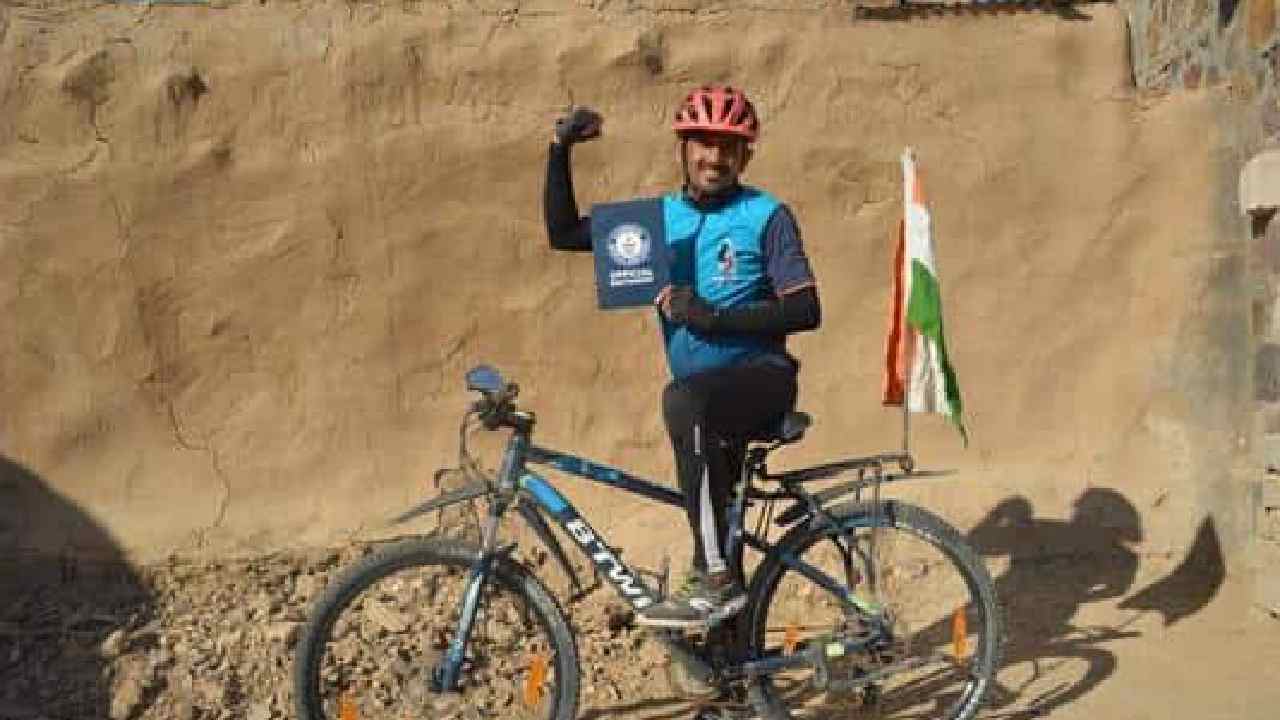 Rajasthan Man: సైకిల్పై దేశయాత్ర.. గిన్నిస్ రికార్డుల్లో చోటు.. ఇంతకీ అతడు ఏం సాధించాడంటే Rajasthan Man: సైకిల్పై దేశయాత్ర.. గిన్నిస్ రికార్డుల్లో చోటు.. ఇంతకీ అతడు ఏం సాధించాడంటే