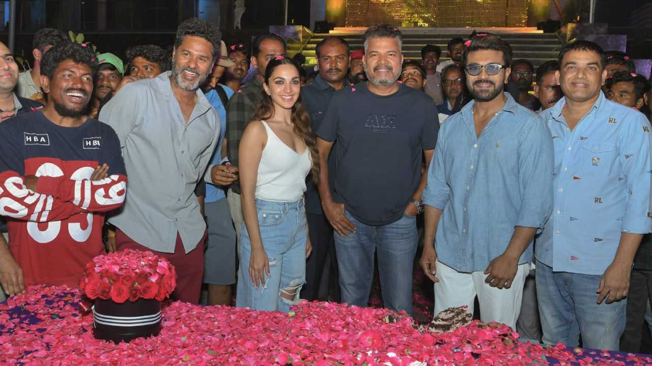 RC15 Movie: RC15 మూవీ సెట్లో చరణ్ బర్త్డే అడ్వాన్స్ సెలెబ్రేషన్స్..! RC15 Movie: RC15 మూవీ సెట్లో చరణ్ బర్త్డే అడ్వాన్స్ సెలెబ్రేషన్స్..!