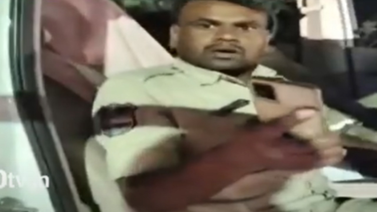 Constable Alcohol : మద్యం మత్తులో కానిస్టేబుల్ వీరంగం Constable Alcohol : మద్యం మత్తులో కానిస్టేబుల్ వీరంగం