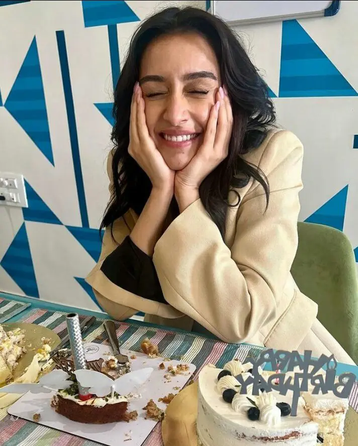 Shraddha Kapoor Birthday Celebrations with Fans