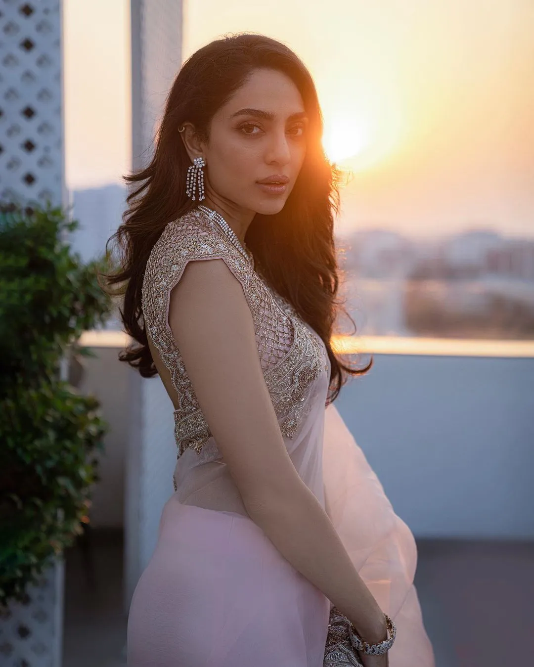 Sobhita Dhulipala shines in a light pink color saree 