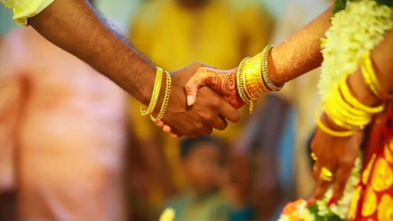 Tamil Nadu: తండ్రి భౌతికకాయం వద్దే యువతిని పెళ్లి చేసుకున్న కుమారుడు Tamil Nadu: తండ్రి భౌతికకాయం వద్దే యువతిని పెళ్లి చేసుకున్న కుమారుడు