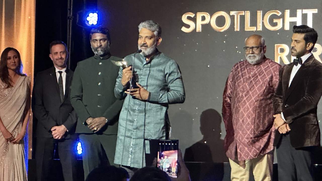 RRR: ఆస్కార్కు అడుగు దూరంలో ‘ఆర్ఆర్ఆర్’.. ప్రపంచవ్యాప్తంగా ఎన్ని అవార్డులు గెలిచిందో తెలుసా? RRR: ఆస్కార్కు అడుగు దూరంలో ‘ఆర్ఆర్ఆర్’.. ప్రపంచవ్యాప్తంగా ఎన్ని అవార్డులు గెలిచిందో తెలుసా?