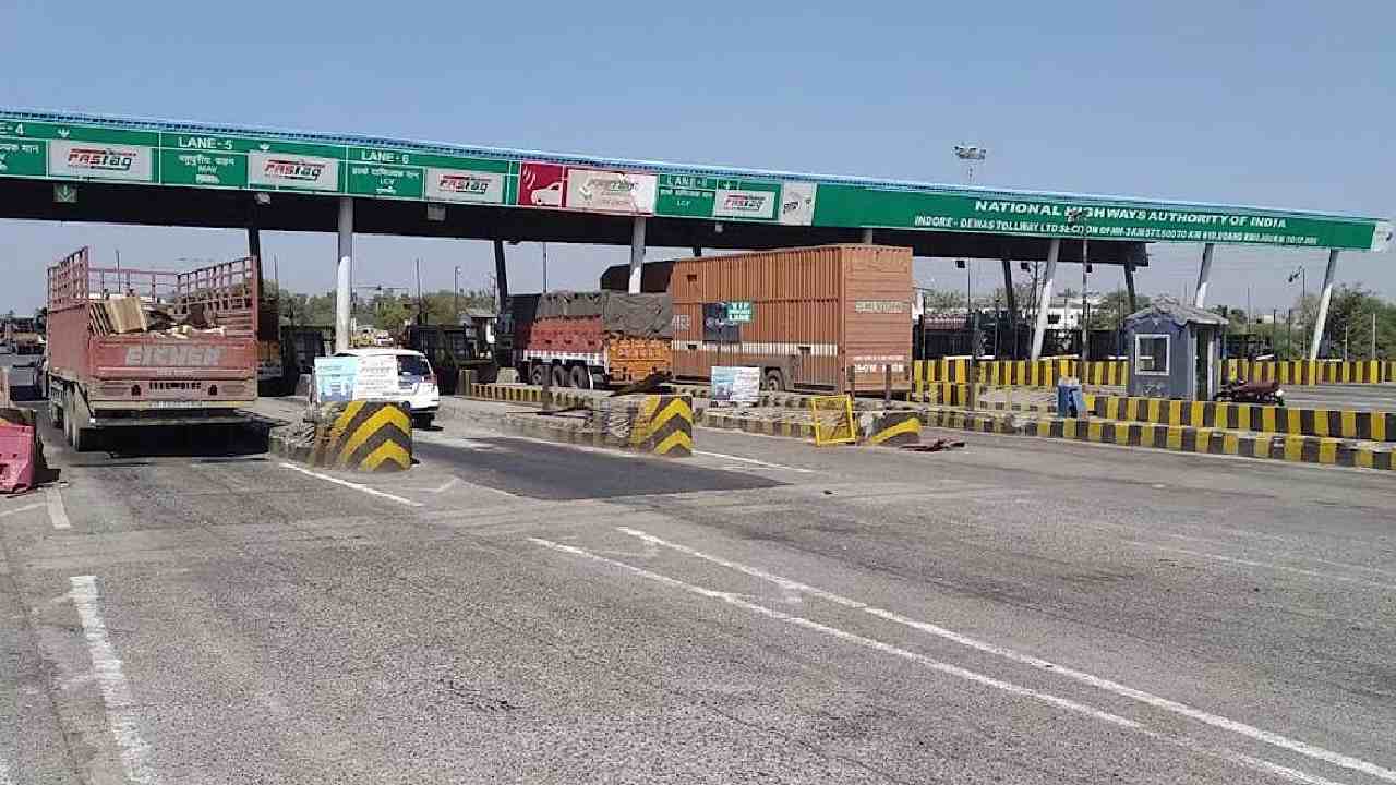 Toll Tax Hike: కేంద్రం మరో బాదుడు.. టోల్ ట్యాక్స్ పెంపునకు రంగం సిద్ధం.. ఏప్రిల్ 1 నుంచి అమలు Toll Tax Hike: కేంద్రం మరో బాదుడు.. టోల్ ట్యాక్స్ పెంపునకు రంగం సిద్ధం.. ఏప్రిల్ 1 నుంచి అమలు