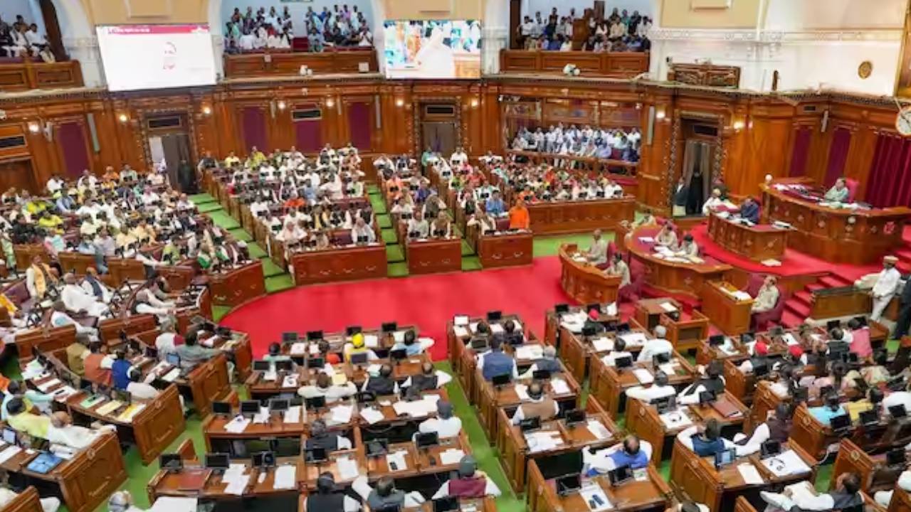 Uttar Pradesh Assembly : ఆరుగురు పోలీసులకు శిక్ష విధించిన యూపీ అసెంబ్లీ .. 34 ఏళ్లలో తొలిసారి Uttar Pradesh Assembly : ఆరుగురు పోలీసులకు శిక్ష విధించిన యూపీ అసెంబ్లీ .. 34 ఏళ్లలో తొలిసారి