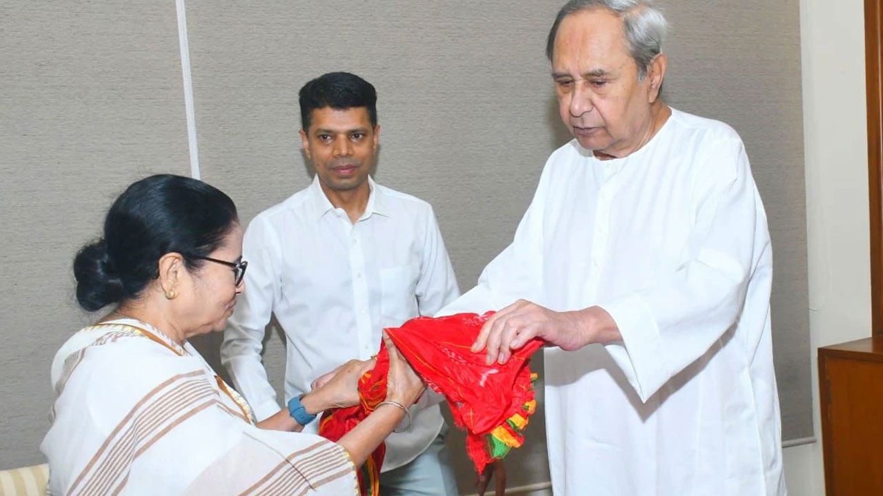 Mamata meets Patnaik: ఒడిశా ముఖ్యమంత్రిని కలిసిన మమతా బెనర్జీ.. ఫ్రంట్లో పట్నాయక్ చేరతారా? Mamata meets Patnaik: ఒడిశా ముఖ్యమంత్రిని కలిసిన మమతా బెనర్జీ.. ఫ్రంట్లో పట్నాయక్ చేరతారా?