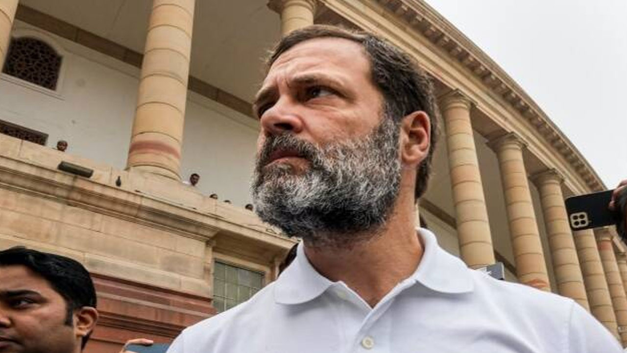 Rahul Disqualification: అనర్హత వేటు ఎందుకు పడుతుంది? రాహుల్ గాంధీ విషయంలో ఏం జరిగింది? Rahul Disqualification: అనర్హత వేటు ఎందుకు పడుతుంది? రాహుల్ గాంధీ విషయంలో ఏం జరిగింది?