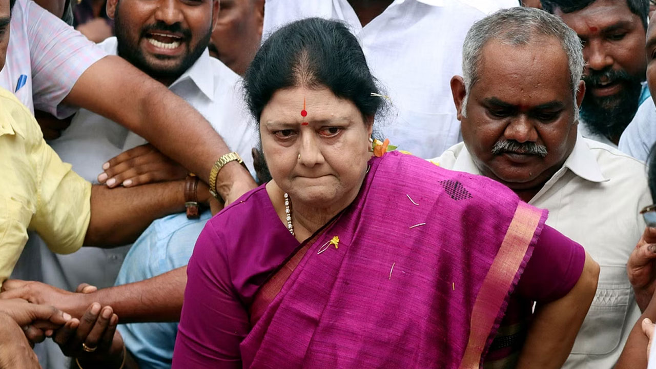 AIADMK: శశికళ, పళనిస్వామి, పన్నీర్ సెల్వం తిరిగి కలిసి పోతున్నారా? అన్నాడీఎంకేపై శశికళ హాట్ కామెంట్స్ AIADMK: శశికళ, పళనిస్వామి, పన్నీర్ సెల్వం తిరిగి కలిసి పోతున్నారా? అన్నాడీఎంకేపై శశికళ హాట్ కామెంట్స్