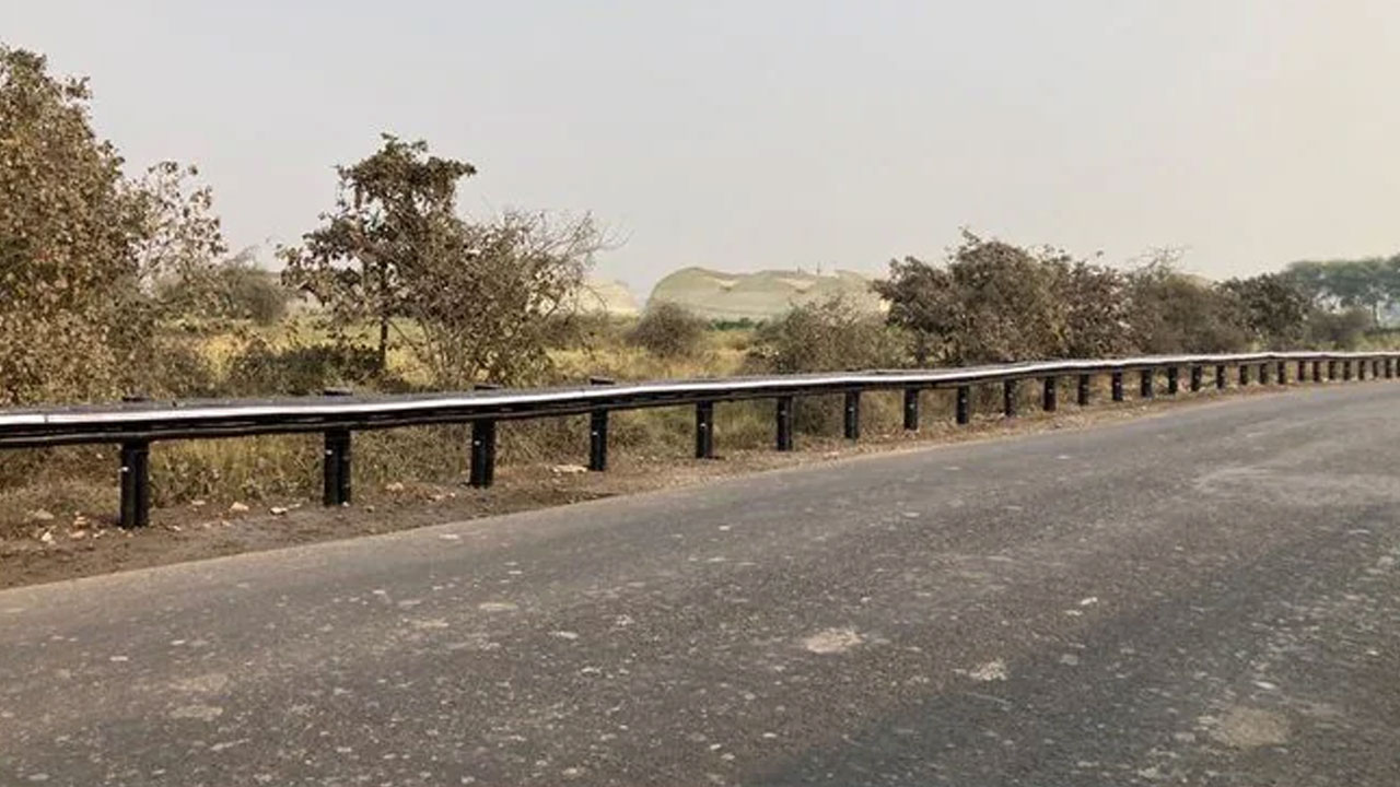 Bamboo Crash Barrier: బంబూ కర్రలతో రోడ్డు బారియర్.. వైరల్ అవుతున్న ఫొటోలు Bamboo Crash Barrier: బంబూ కర్రలతో రోడ్డు బారియర్.. వైరల్ అవుతున్న ఫొటోలు