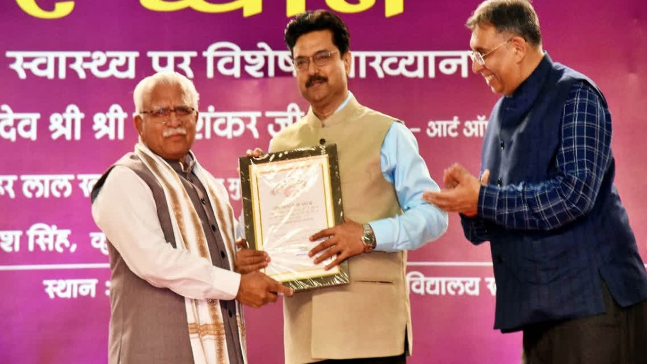 CM Khattar: డిగ్రీ పూర్తి చేసిన 50 ఏళ్లకు పట్టా అందుకున్న హర్యానా సీఎం CM Khattar: డిగ్రీ పూర్తి చేసిన 50 ఏళ్లకు పట్టా అందుకున్న హర్యానా సీఎం
