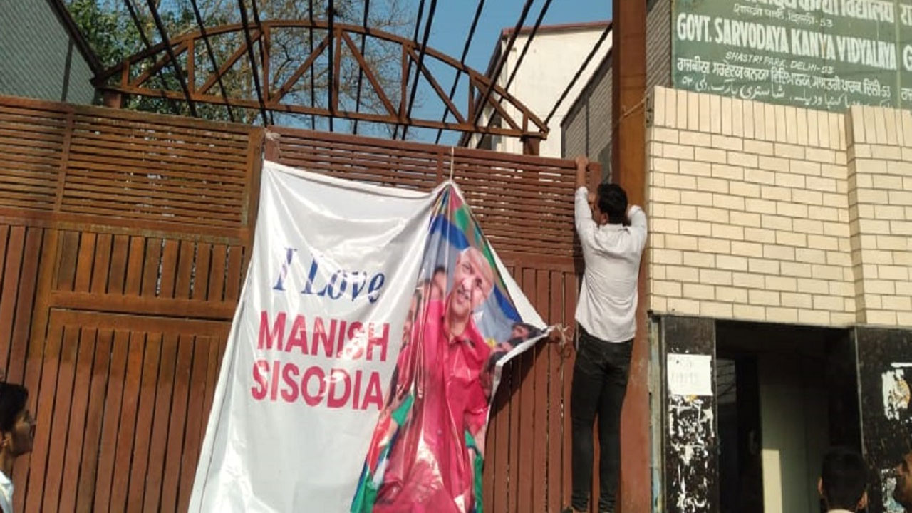 Manish Sisodia: విద్యామంత్రిని ప్రేమిస్తున్నామంటూ పోస్టర్.. పాఠశాలపై కేసు నమోదు