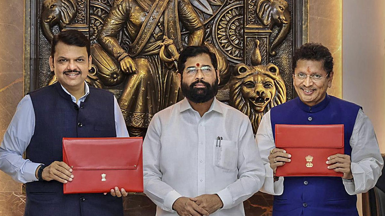 Maharashtra Budget: ‘పంచామృతాల బడ్జెట్’ ప్రవేశ పెట్టిన మహా డిప్యూటీ సీఎం ఫడ్నవీస్ Maharashtra Budget: ‘పంచామృతాల బడ్జెట్’ ప్రవేశ పెట్టిన మహా డిప్యూటీ సీఎం ఫడ్నవీస్