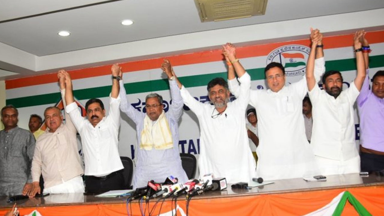 Karnataka Polls: బీజేపీకి షాకిచ్చిన ఎమ్మెల్సీ.. పదవికి, పార్టీకి రాజీనామా చేసి కాంగ్రెస్లో చేరిక Karnataka Polls: బీజేపీకి షాకిచ్చిన ఎమ్మెల్సీ.. పదవికి, పార్టీకి రాజీనామా చేసి కాంగ్రెస్లో చేరిక