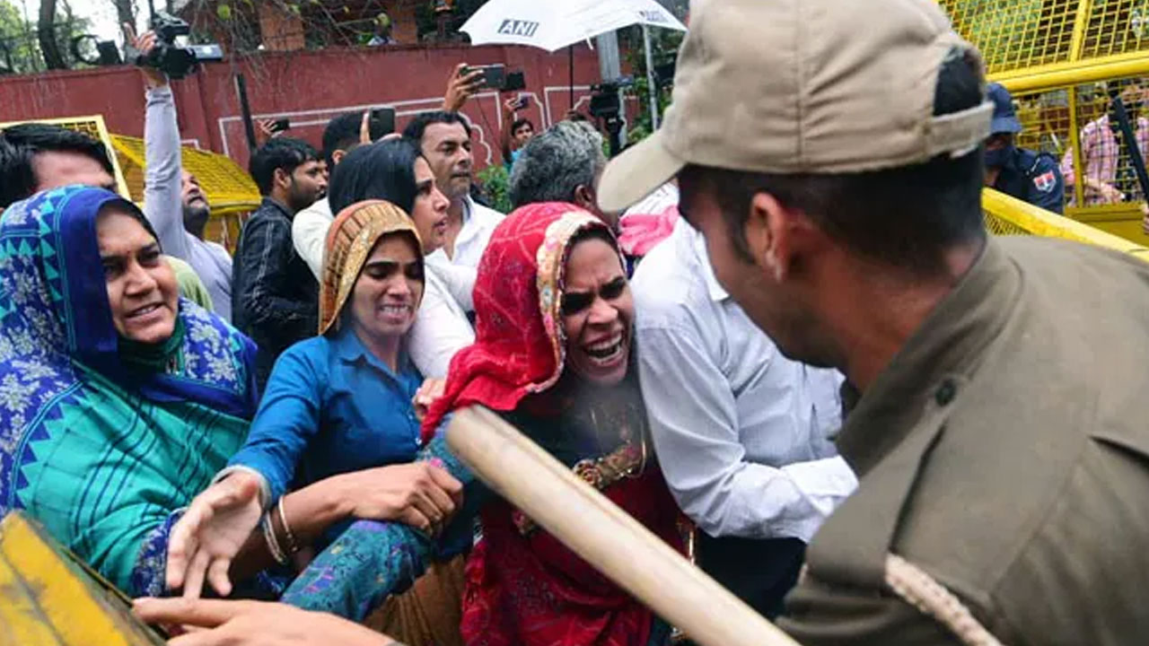 Pulwama Widows Protest: తీవ్ర స్థాయికి చేరిన పుల్వామా వితంతువుల నిరసన Pulwama Widows Protest: తీవ్ర స్థాయికి చేరిన పుల్వామా వితంతువుల నిరసన