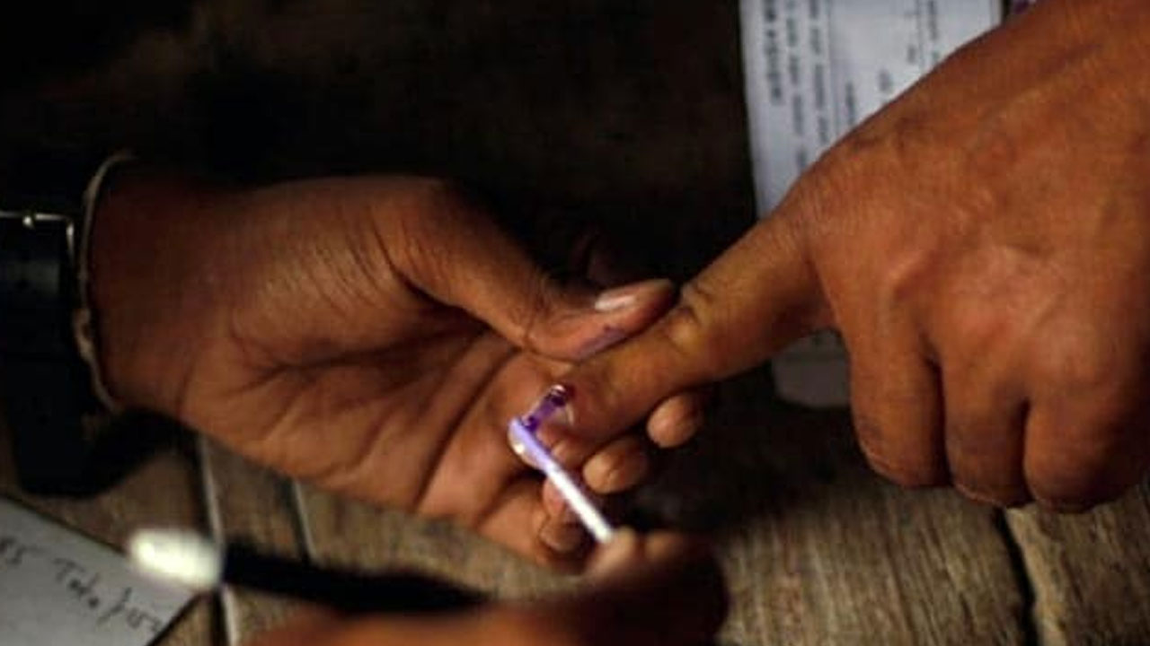 Election Commission: ఇక ఇంటి నుంచే ఓటు వేయొచ్చు.. కర్ణాటక అసెంబ్లీ ఎన్నికల వేళ కొత్త వెసులుబాటు Election Commission: ఇక ఇంటి నుంచే ఓటు వేయొచ్చు.. కర్ణాటక అసెంబ్లీ ఎన్నికల వేళ కొత్త వెసులుబాటు
