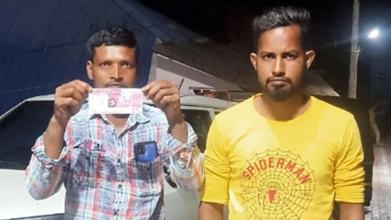 Kerala: రూ.75 లక్షల లాటరీ గెలిచిన ఆనందంలో.. పోలీస్ స్టేషన్కు పరుగులు తీసిన వలస కార్మికుడు Kerala: రూ.75 లక్షల లాటరీ గెలిచిన ఆనందంలో.. పోలీస్ స్టేషన్కు పరుగులు తీసిన వలస కార్మికుడు