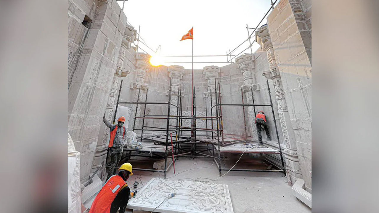 Ram Temple: అయోధ్యలో శరవేగంగా రామమందిర నిర్మాణ పనులు.. గర్భగుడి తొలి ఫొటో వైరల్ Ram Temple: అయోధ్యలో శరవేగంగా రామమందిర నిర్మాణ పనులు.. గర్భగుడి తొలి ఫొటో వైరల్