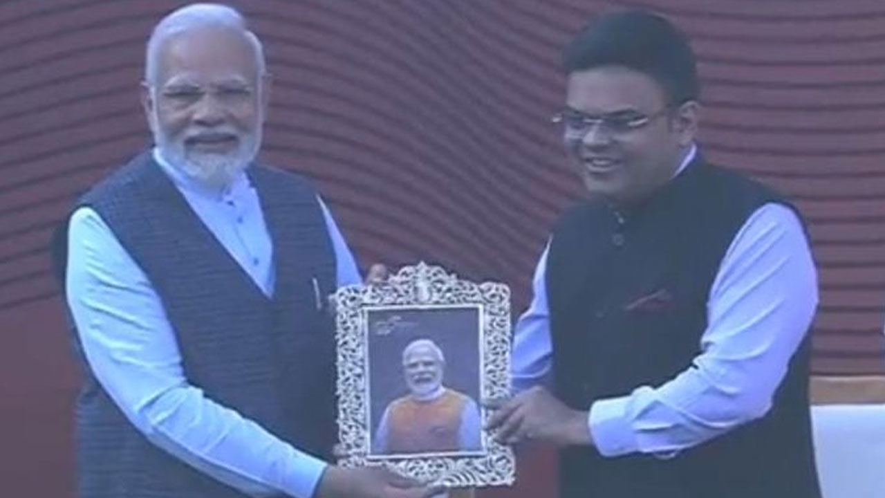 PM Modi: మోదీ స్టేడియంలో మోదీకి మోదీ ఫొటో బహుమానం