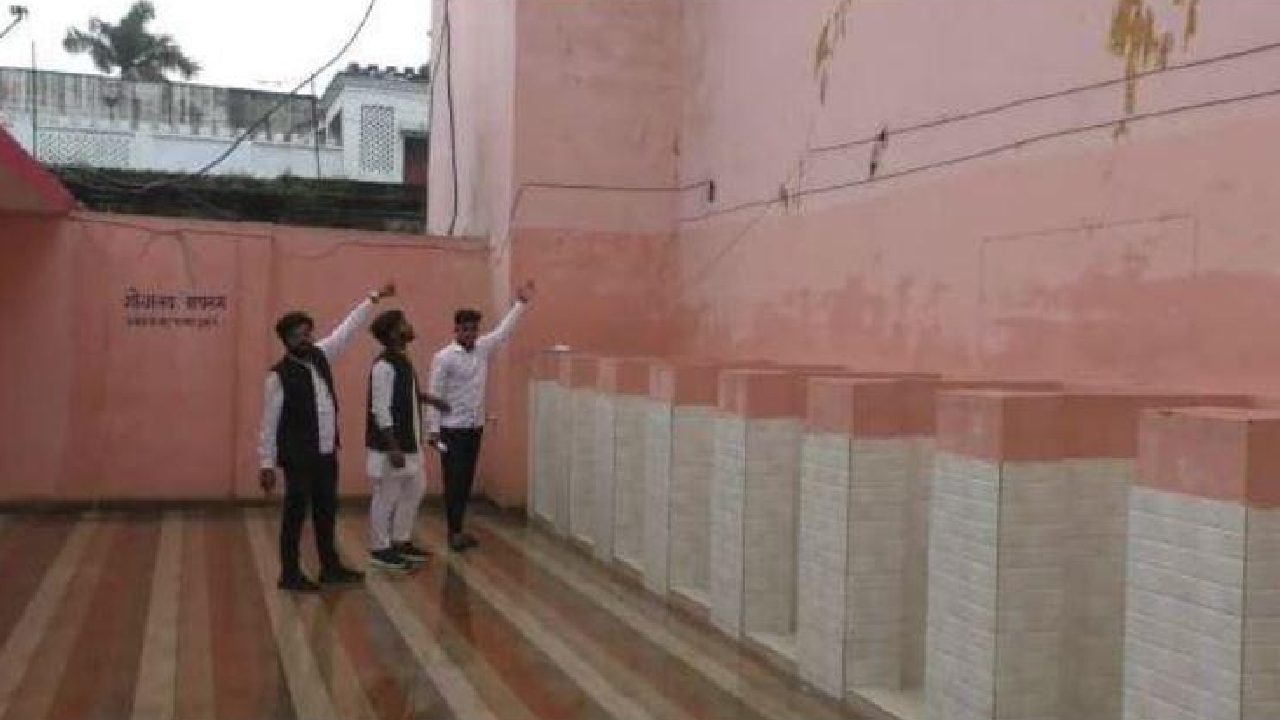 Uttar Pradesh: దొంగల్ని గుర్తించేందుకు టాయిలెట్లో సీసీ కెమెరాలు పెట్టిన పోలీసులు.. మండి పడుతున్న విద్యార్థులు Uttar Pradesh: దొంగల్ని గుర్తించేందుకు టాయిలెట్లో సీసీ కెమెరాలు పెట్టిన పోలీసులు.. మండి పడుతున్న విద్యార్థులు