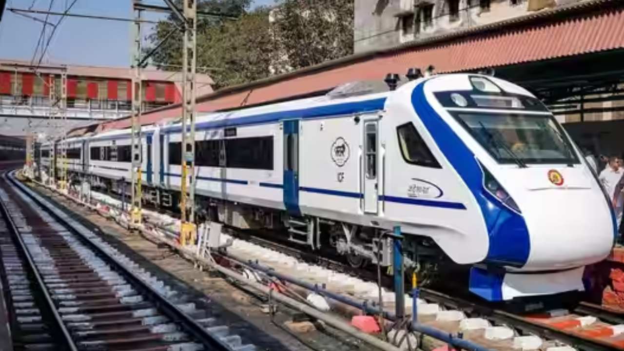 South Central Railway: రైళ్లపై రాళ్లేస్తే జైలుకే.. మూడు నెలల్లో 39 మందికి జైలు శిక్ష South Central Railway: రైళ్లపై రాళ్లేస్తే జైలుకే.. మూడు నెలల్లో 39 మందికి జైలు శిక్ష