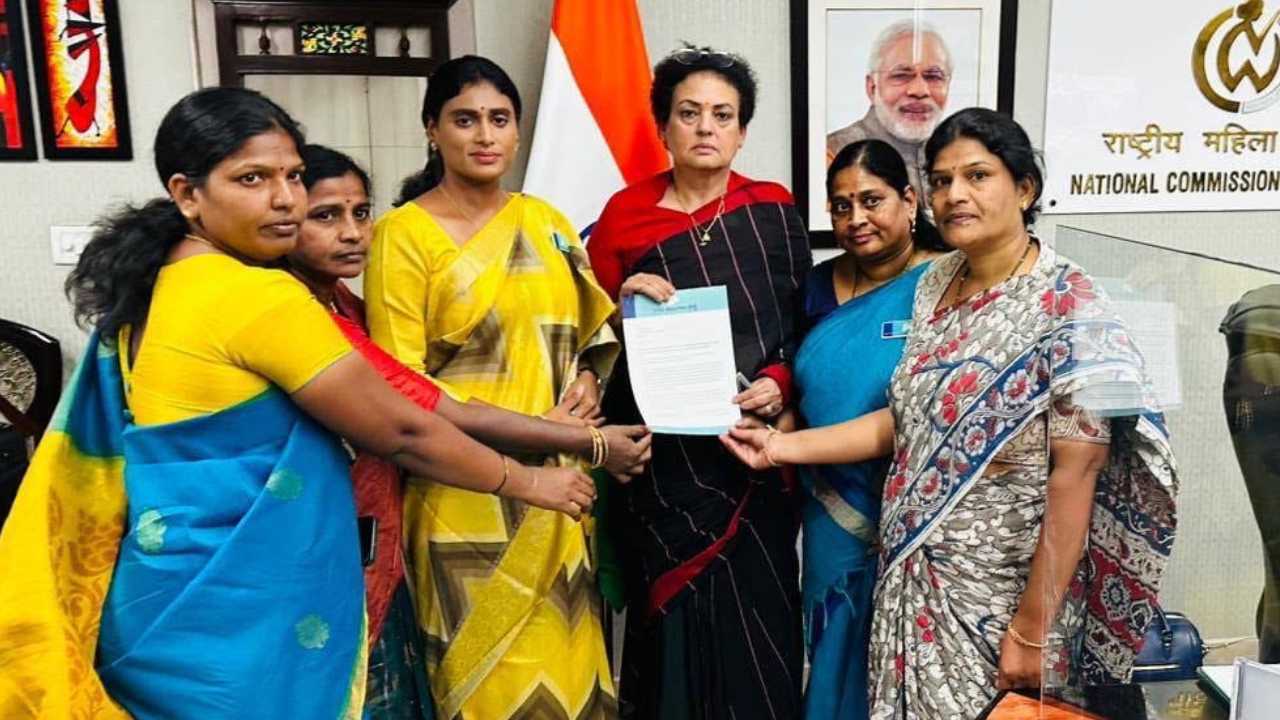 YS Sharmila Complaint : బీఆర్ఎస్ నేతలపై జాతీయ మహిళ కమిషన్ కు వైఎస్ షర్మిల ఫిర్యాదు YS Sharmila Complaint : బీఆర్ఎస్ నేతలపై జాతీయ మహిళ కమిషన్ కు వైఎస్ షర్మిల ఫిర్యాదు