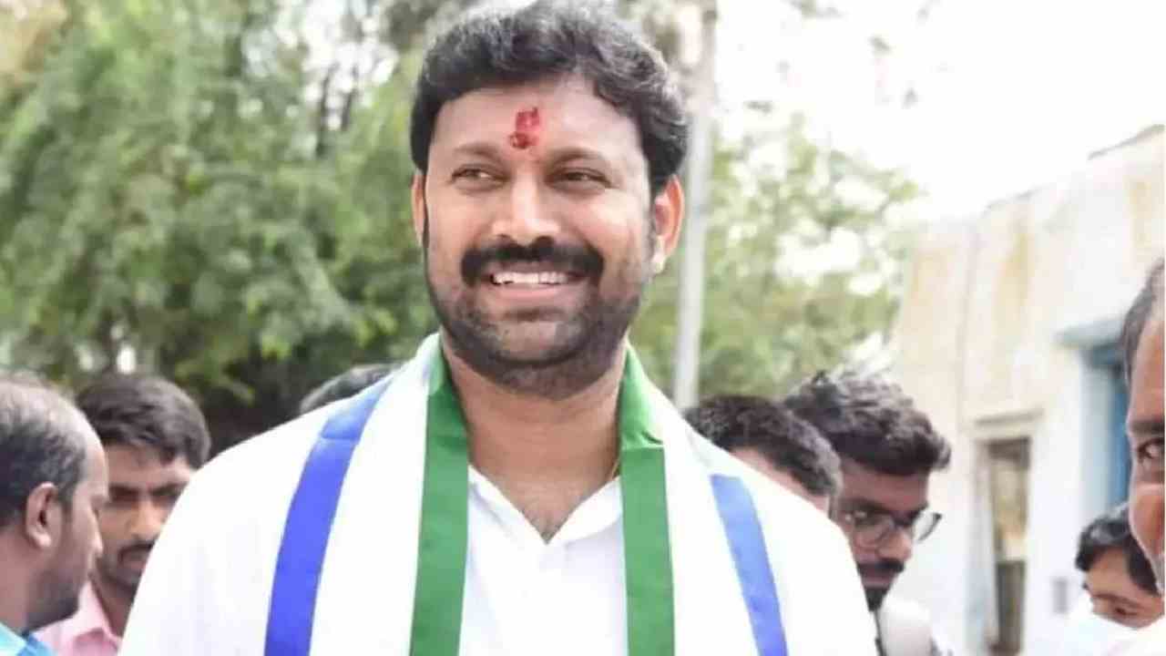 YS Viveka Case: వివేకా హత్య కేసులో అరెస్టు చేయకుండా ఆదేశాలివ్వండి.. కోర్టులో అవినాష్ రెడ్డి పిటిషన్ YS Viveka Case: వివేకా హత్య కేసులో అరెస్టు చేయకుండా ఆదేశాలివ్వండి.. కోర్టులో అవినాష్ రెడ్డి పిటిషన్