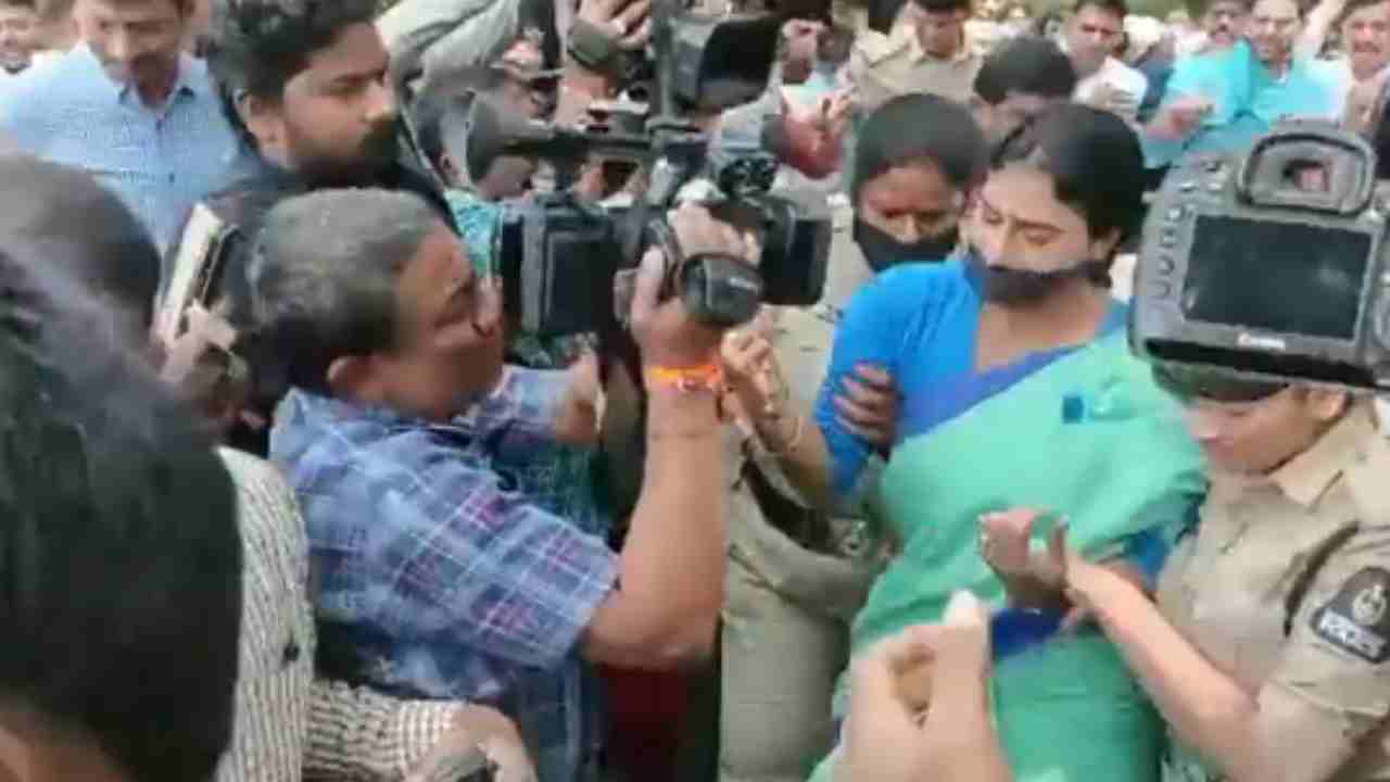 YS Sharmila Arrested: వైఎస్ షర్మిల మౌనదీక్ష భగ్నం.. సీఎం కేసీఆర్పై తీవ్రస్థాయిలో విమర్శలు YS Sharmila Arrested: వైఎస్ షర్మిల మౌనదీక్ష భగ్నం.. సీఎం కేసీఆర్పై తీవ్రస్థాయిలో విమర్శలు