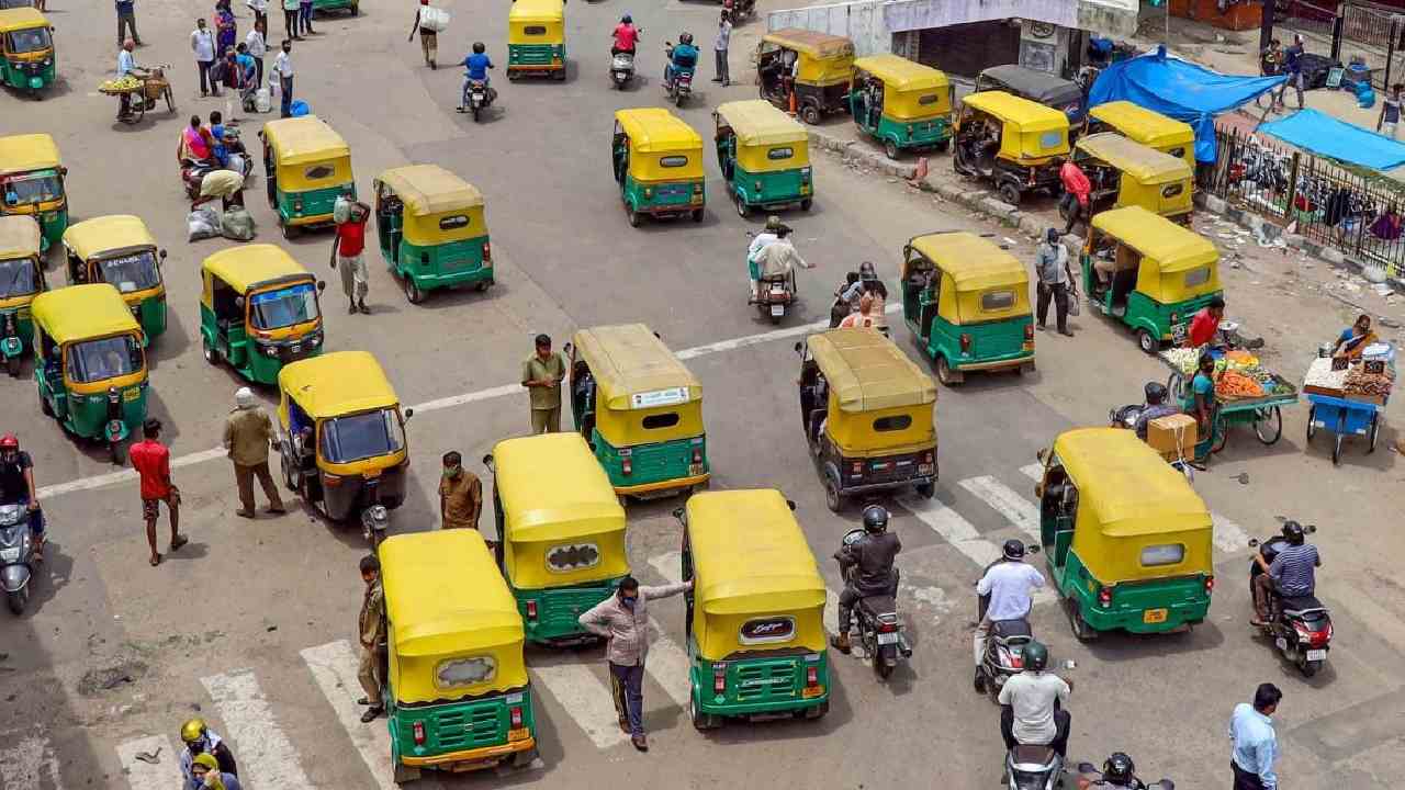 Bengaluru: ర్యాపిడోకు వ్యతిరేకంగా బెంగళూరులో ఆటో యూనియన్ సమ్మె.. నిలిచిపోయిన 2.10 లక్షల ఆటోలు Bengaluru: ర్యాపిడోకు వ్యతిరేకంగా బెంగళూరులో ఆటో యూనియన్ సమ్మె.. నిలిచిపోయిన 2.10 లక్షల ఆటోలు