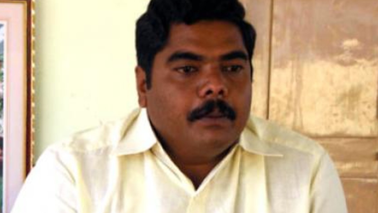 Jaya Mangala Venkata Ramana : బెంజ్ కారులో తిరిగిన నన్ను డొక్కు కార్లో తిరిగేలా చేశారు.. చంద్రబాబుపై వెంకట రమణ ఫైర్ Jaya Mangala Venkata Ramana : బెంజ్ కారులో తిరిగిన నన్ను డొక్కు కార్లో తిరిగేలా చేశారు.. చంద్రబాబుపై వెంకట రమణ ఫైర్