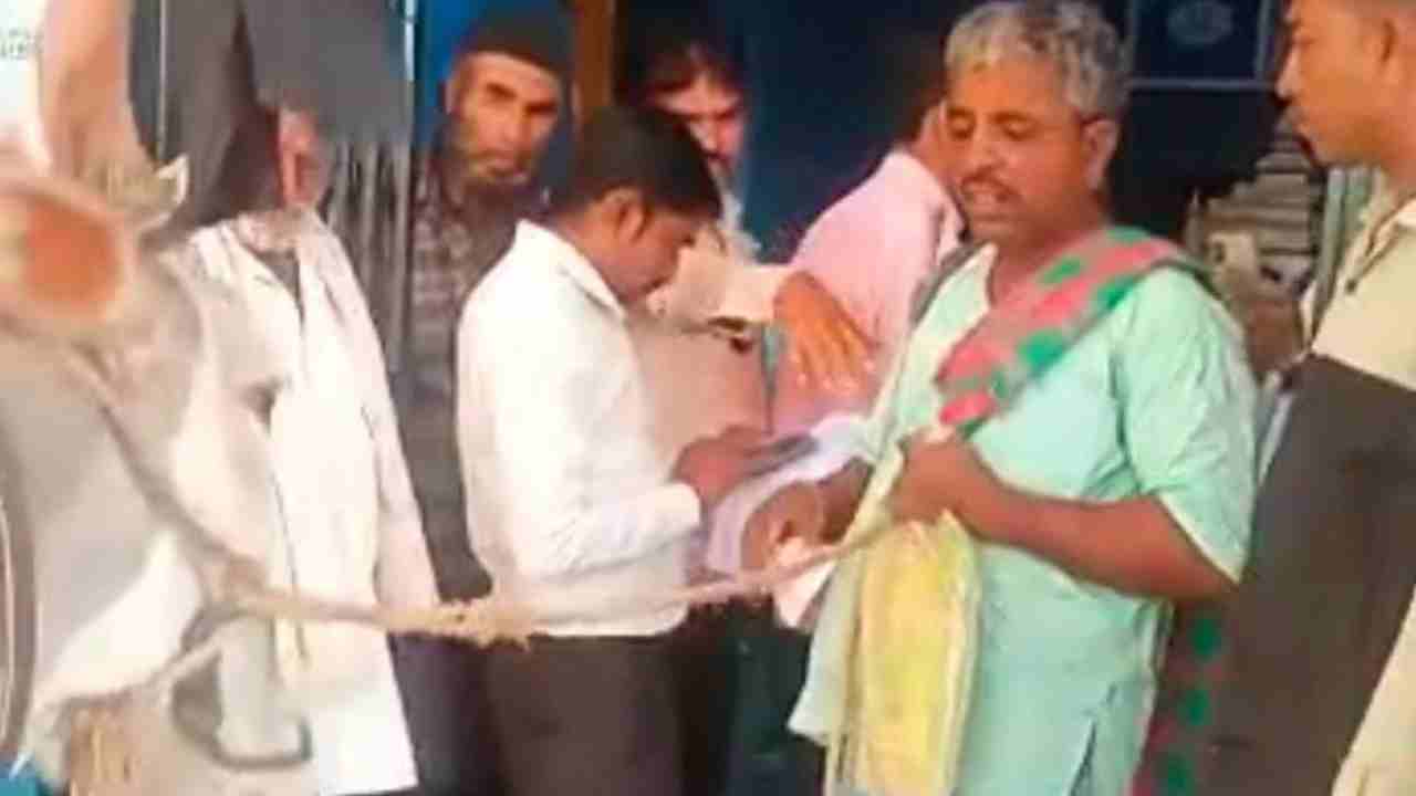 Karnataka: లంచం అడిగిన అధికారులకు దిమ్మతిరిగే షాకిచ్చిన రైతు.. సీఎం నియోజకవర్గంలో ఘటన.. Karnataka: లంచం అడిగిన అధికారులకు దిమ్మతిరిగే షాకిచ్చిన రైతు.. సీఎం నియోజకవర్గంలో ఘటన..