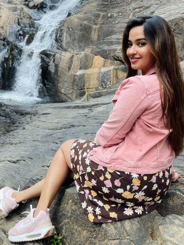 >కేరళలో ఎంజాయ్ చేస్తున్న పూజిత పొన్నాడ