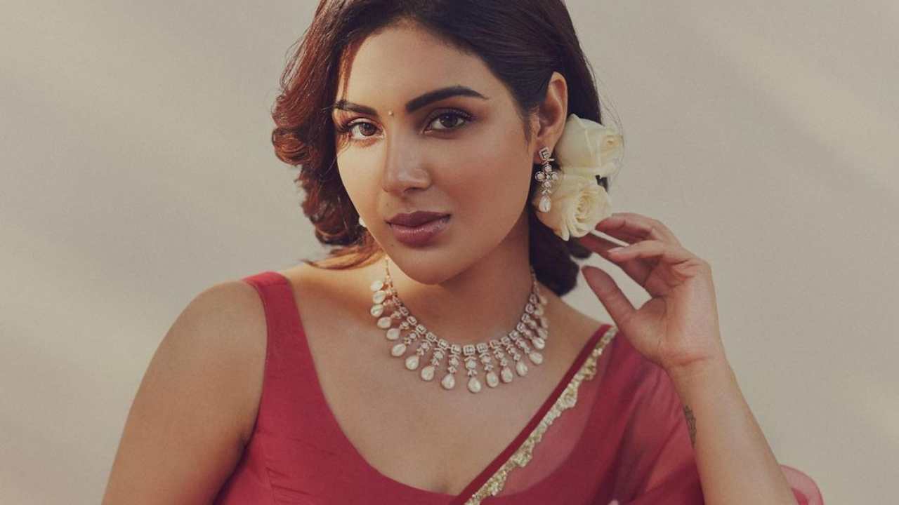 Samyuktha Menon : అసలు పట్టించుకోరా? విరూపాక్ష టీంపై ట్విట్టర్ లో ఫైర్ అయిన సంయుక్త.. సారీ చెప్పిన చిత్రయూనిట్.. Samyuktha Menon : అసలు పట్టించుకోరా? విరూపాక్ష టీంపై ట్విట్టర్ లో ఫైర్ అయిన సంయుక్త.. సారీ చెప్పిన చిత్రయూనిట్..