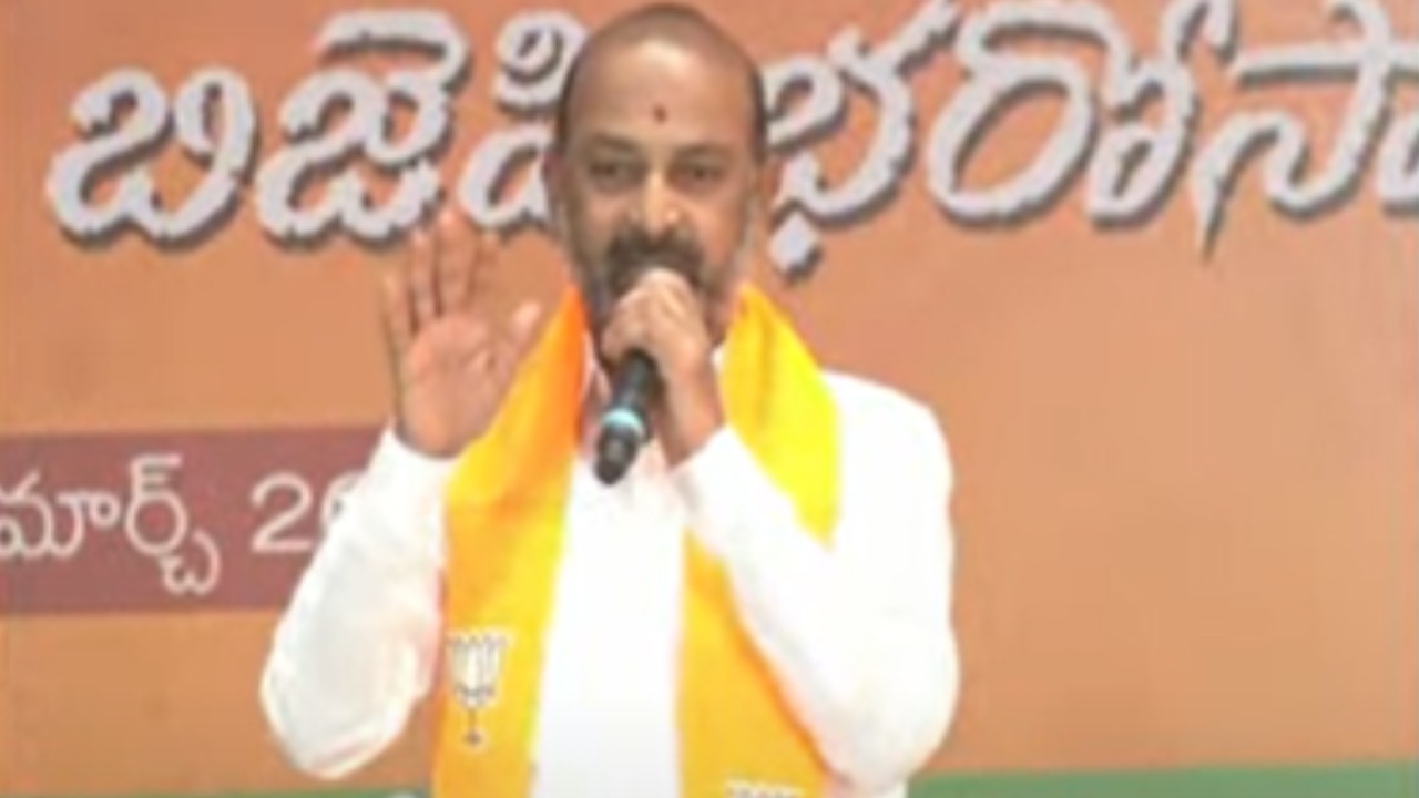 Bandi Sanjay : బీఆర్ఎస్ ప్రభుత్వంలో మహిళలకు 33 శాతం రిజర్వేషన్ కల్పించాలి : బండి సంజయ్ Bandi Sanjay : బీఆర్ఎస్ ప్రభుత్వంలో మహిళలకు 33 శాతం రిజర్వేషన్ కల్పించాలి : బండి సంజయ్