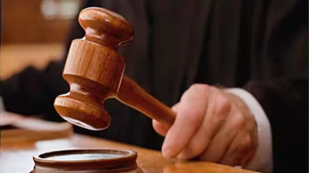 Spain Court : మాజీ భార్యకు రూ.1.75 కోట్లు చెల్లించాలని.. వ్యక్తిని ఆదేశించిన స్పెయిన్ కోర్టు Spain Court : మాజీ భార్యకు రూ.1.75 కోట్లు చెల్లించాలని.. వ్యక్తిని ఆదేశించిన స్పెయిన్ కోర్టు
